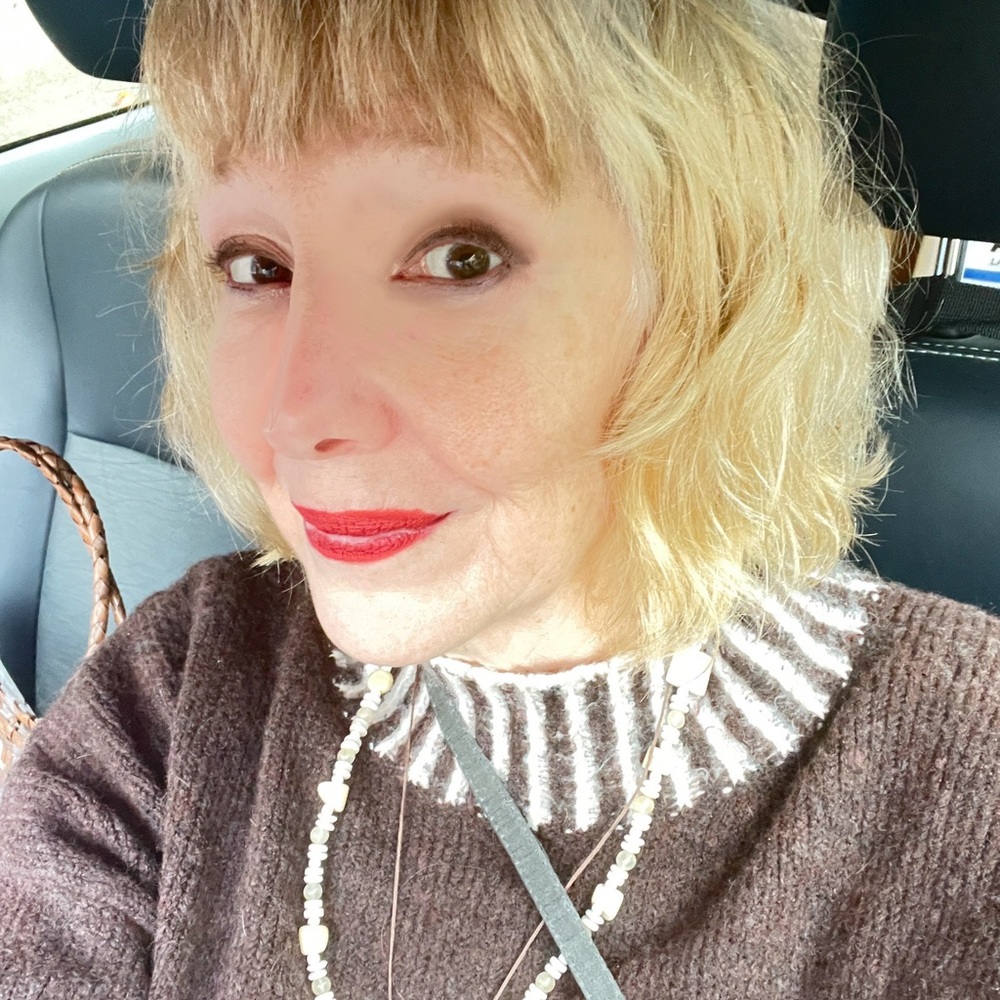 Hi! I’m Caryn. I’m an artist & writer. I buy clothes in the UK & sell them here.